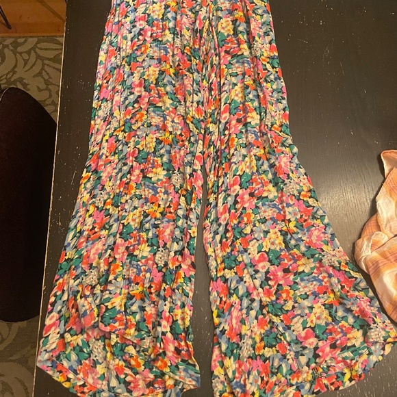 Multicolor Urban Outfitters smocked flowy halterneck jumpsuit in floral pattern - Picture 5 of 5